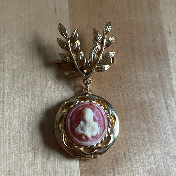 Vintage gold cameo brooch locket - Picture 2 of 5